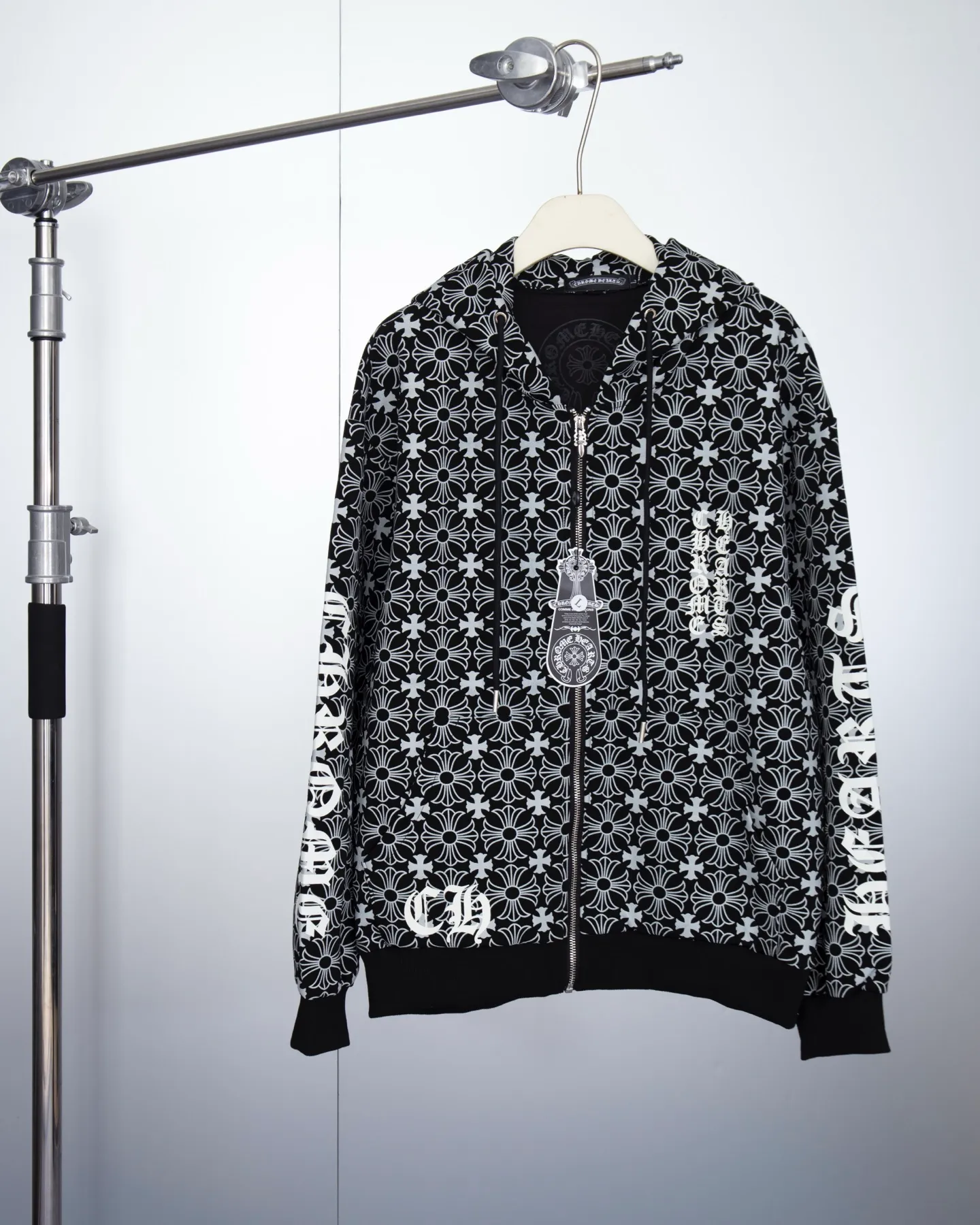 P310 Chrome Hearts/Chrome Hearts new full-print small cross cardigan jacket for men and women - High weight, high density and high quality. The wool is soft, delicate and skin-friendly. It feels soft and silky. It has excellent warmth and skin-friendly properties. - Customized weaving and dyeing, no color difference. No matter the fabric or workmanship details, it is better than the ordinary version on the market. - Hardware zipper accessories are all customized. Full of details. Size: S-XL